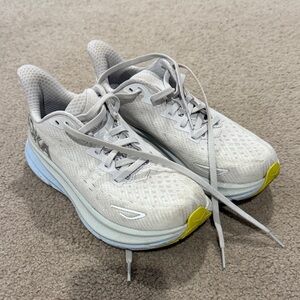 Hoka Women's Clifton 9 off white with Light Blue Sneaker Shoes Size 5